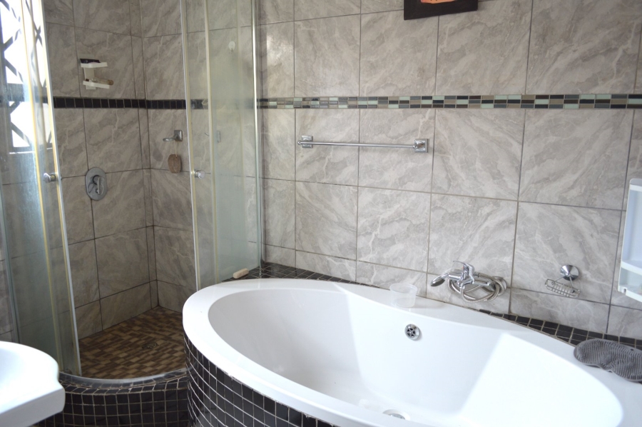 5 Bedroom Property for Sale in Flamwood North West